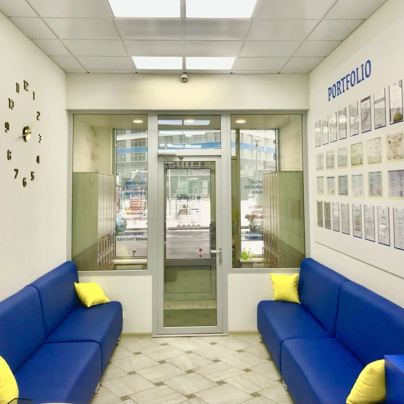 Зона ожидания школы Linland со стеной сертификатов Portfolio